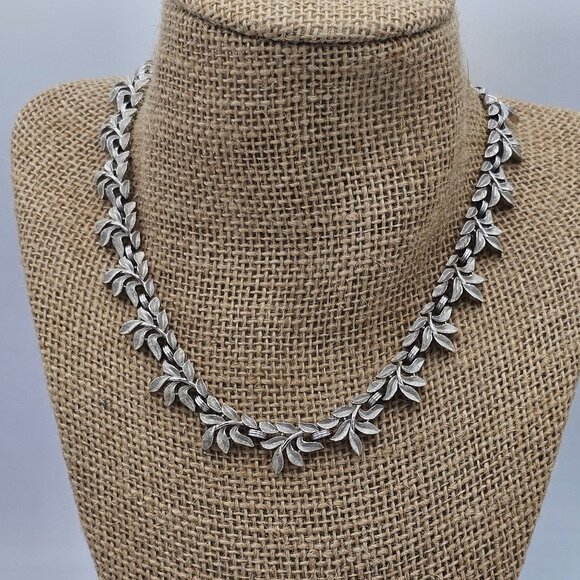 Vintage Trifari Silver-Tone Leaf Necklace 16 Inches Adjustable With Elegant Text - Picture 6 of 9